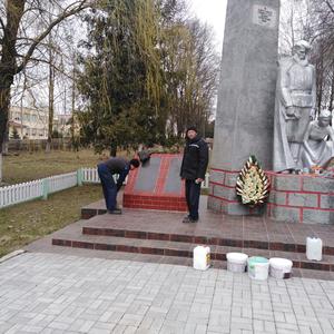 Приводим памятники в порядок